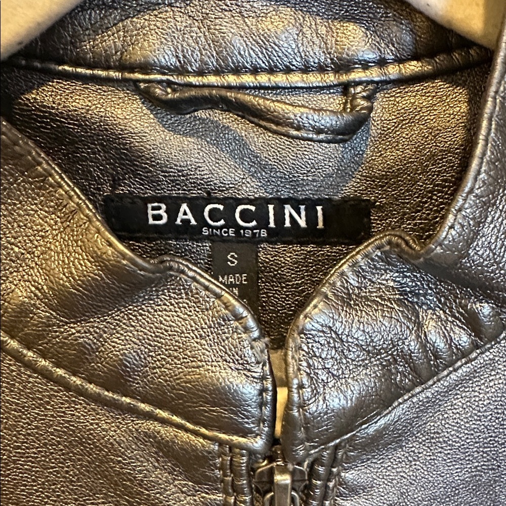 Baccini silver faux leather 2 pocket front zipper closure jacket size S NWOT - Picture 2 of 3